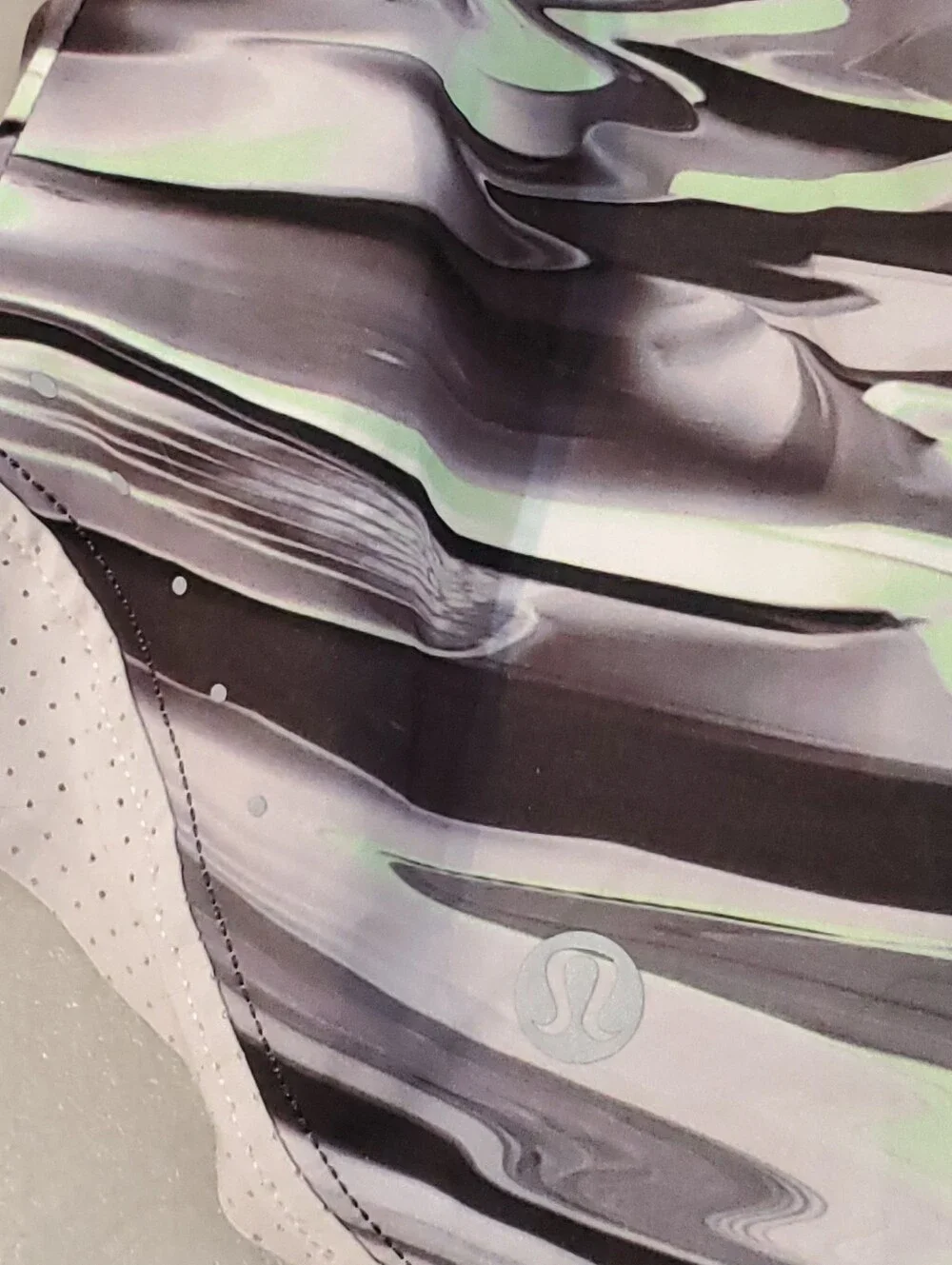 Lululemon Women's Green Chrome Swirl High Rise Hotty Hot‎ Shorts Size 6
